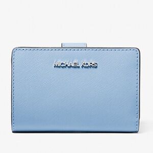 MICHAEL KORSi Medium Saffiano Leather Bifold Wallet
LIGHT SKY
NWT
